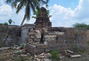 ﻿ சிவன் கோயில் சுற்றுச்சுவர் சேதம் முடுக்கன்குளம் பக்தர்கள் வேதனை