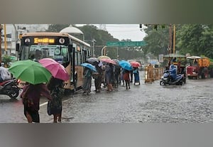 ﻿ 'டிட்வா' புயலால் தொடர் மழை: முடங்கியது மக்களின் இயல்பு வாழ்க்கை