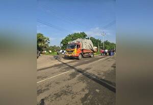  பைக் மீது லாரி மோதியதில் தம்பதி உட்பட மூவர் பலி