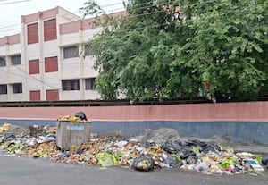 ﻿ நிழற்குடை இல்லாத பஸ் ஸ்டாப்கள்