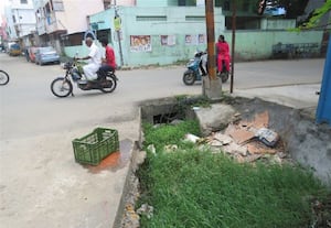 ﻿ தடுப்புச்சுவர் இல்லாத வடிகால்வாய் விபத்தில் சிக்கும் வாகன ஓட்டிகள்