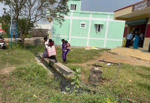 ﻿ திறந்தவெளி வடிகால்வாயை தாண்டி ரேஷன் கடை செல்ல வேண்டிய அவலம்