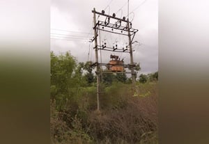 ﻿ மின்மாற்றி கம்பங்கள் சேதம் வாரிய அதிகாரிகள் பாராமுகம்