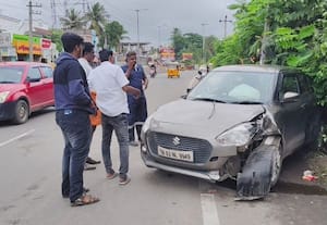 ﻿ மின் கம்பத்தில் மோதி தலைகுப்புற கவிழ்ந்த கார்