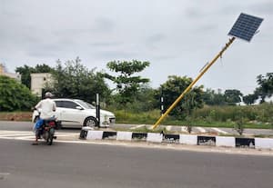 ﻿ சேதமடைந்த சிக்னல் கம்பம்