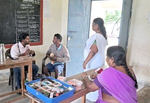 ﻿ கனமழையால் முகாம்களில் தங்கியுள்ளவர்களுக்கு உணவு