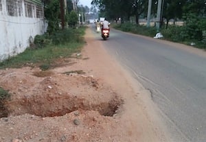 ﻿ மூடப்படாத குழிகள்; விபத்து அபாயம்