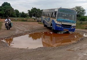 ﻿ தற்காலிக சர்வீஸ் ரோட்டில் மழையால் திடீர் பள்ளம்: வாகன ஓட்டிகள் சிரமம்