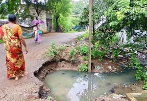 ﻿ திருப்புவனத்தில் விரிவடைந்து வரும் பள்ளம் : மாணவிகள் அச்சம்