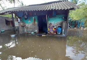 ﻿ மழைநீரில் சிக்கி தவிக்கும் முதியவர்