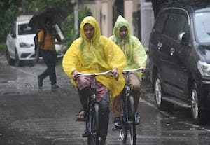 ﻿  விடாத மழையிலும் வரச்சொன்னதால் பள்ளி குழந்தைகள்..பரிதவிப்பு மோசமான சாலைகளில் தடுக்கி விழுந்து சென்ற அவலம்