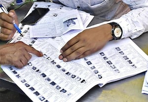 இறந்தவர்கள் இன்னும் வாழும் வாக்காளர் பட்டியல்: சென்னையில் 10 லட்சம் பேர் வரை நீக்கம்?