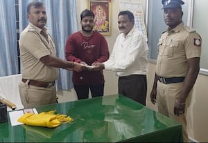 ﻿ ரூ.45,500 உரியவரிடம் ஒப்படைப்பு வாலிபரின் நேர்மைக்கு பாராட்டு