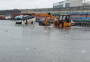 சென்னை கொட்டிய மழையில் சிக்கி திணறிய மக்கள்