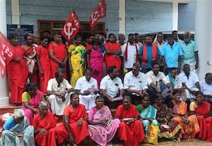 ﻿ புவனகிரி தாலுகா அலுவலகத்தில் தொழிலாளர் சங்கம் ஒப்பாரி போராட்டம்