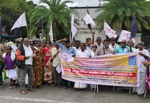 ﻿ கண்களில் கருப்பு துணி கட்டி மாற்றுத்திறனாளிகள் ஆர்ப்பாட்டம்