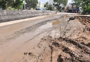விருதுநகரில் காவு வாங்க காத்திருக்கும் தாறுமாறு ரோடுகள்;  மழைக்காலத்தில் துவங்கிய பணிகளால் மக்கள் விரக்தி தகுதியற்றதாக மாறுதா மாவட்ட தலைநகர்