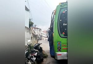 ﻿ ஆபத்தை உணராத மாணவர்கள்; மினி பஸ்களில் படிக்கெட்டில் பயணம்