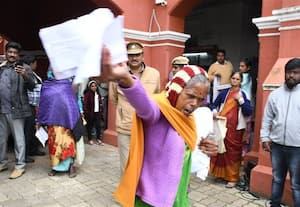 ﻿ மனுவுடன் அதிகாரிகளுக்கு 'டோஸ்'; கலெக்டர் அலுவலகத்தில் பரபரப்பு