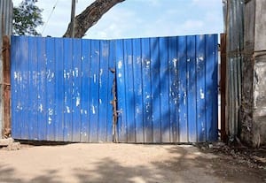 ﻿ ரயில்வே ஸ்டேஷன் செல்லும் வழி அடைக்கப்பட்டதால் பயணிகள் அவதி