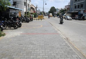 ﻿ பெரிய நடைபாதை; குறுகிய சாலை; யாருக்காக இந்த கூத்து?