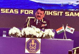 வணிக கப்பல் பயணம் தவிர்ப்பால் பாகிஸ்தானுக்கு நெருக்கடி: கடற்படை தளபதி அட்மிரல் திரிபாதி