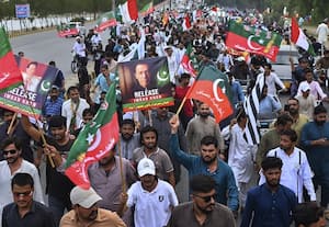 இம்ரான் கானுக்கு சித்ரவதை; சிறைக்கு சென்று திரும்பிய சகோதரி கதறல்