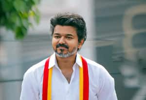 ﻿ மக்கள் காதில் விஜயும் பூ சுற்றுகிறார்!