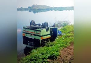 ﻿ கண்மாயில் வேன் கவிழ்ந்து வாலிபர் பலி: 7 பேர் காயம்