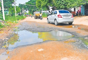 பள்ளங்களாக மாறிய காமராஜர் பைபாஸ் ரோடு  விருதுநகர் நகராட்சி அலட்சியம்
