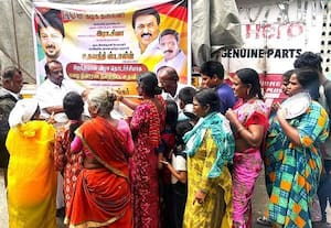   மழையால் பாதித்த மக்களுக்கு தி.மு.க., உணவு வழங்கல்