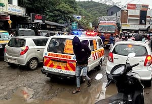 ﻿ மூணாறு நெரிசலில் சிக்கும் ஆம்புலன்ஸ்