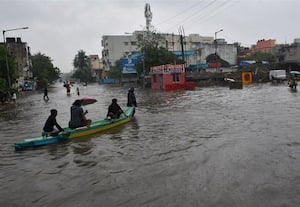 ﻿ரூ.8,000 கோடி செலவிட்டும் தீராத மழைநீர் பாதிப்பு  வீட்டுக்கு ஒரு மோட்டார் தாங்க! வளர்ச்சி திட்ட பணிகளை கைகாட்டி நழுவும் மாநகராட்சி