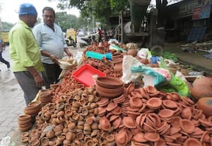 ﻿ தீபத்திற்கு அகல் விளக்குகள் மழையால் விற்பனை மந்தம்