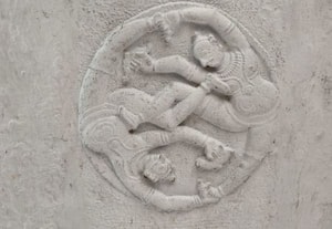 ﻿ ராமாயணம் இதிகாசத்துடன் தொடர்புடைய சிற்பங்கள் நிறைந்த பூவேந்தியநாதர் கோயில் குதிரையால் வெளி வந்த சிவன்