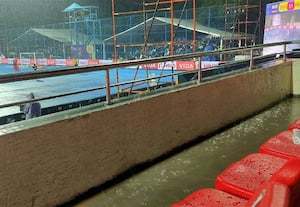 ﻿ பார்வையாளர் காலரியில் தேங்கிய மழை நீர்