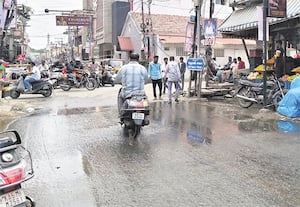 வார்டுதோறும் கால்வாய் துார்வாரும் திட்டம் தோல்வி; சாலையில் பெருக்கெடுக்கும் கழிவு நீரால் மக்கள் அவதி