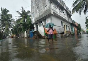 சென்னையில் தொடரும் மழை: குடியிருப்புகளை சூழந்த தண்ணீரை வெளியேற்றும் பணி தீவிரம்