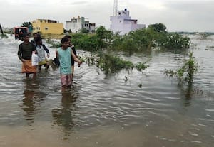 வடசென்னை பகுதிகள்...  தத்தளிப்பு புழல் ஏரி நீர் திறப்பால் தனித்தீவானது