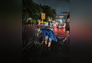 ﻿ மழைநீரை அகற்றிய போக்குவரத்து போலீஸ்