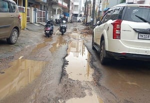 ﻿ பாதாள சாக்கடைக்கு தோண்டிய பள்ளங்களால் வாகன ஓட்டிகள் பீதி