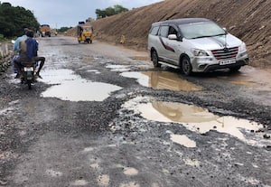 ﻿ இ.சி.ஆரில் ஏற்பட்டுள்ள பள்ளங்கள் சீரமைக்க வாகன ஓட்டிகள் வலியுறுத்தல்