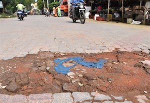 ﻿ விபத்து பகுதியாக மாறிய புல்லலக்கோட்டை ரோடு வாகன ஓட்டிகள் அச்சத்துடன் பயணிப்பு