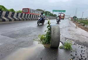 ﻿ சேதமடைந்த சாலையில் வைக்கப்பட்டுள்ள கான்கிரீட் உருளையால் விபத்து அபாயம்