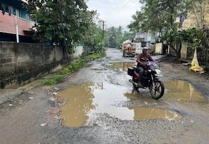 ﻿ சேதமடைந்த மலைப்பட்டு சாலை விபத்தில் சிக்கும் வாகன ஓட்டிகள்