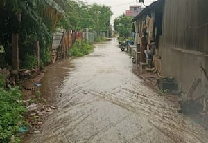 ﻿ குடியிருப்புகளுக்குள் தேங்கிய மழைநீர்: இரு கிராம மக்கள் சிரமம்