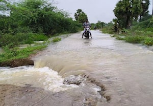 ﻿ பலத்த மழையால் ரோடு துண்டிப்பு; கிராமத்தை வெள்ளம் சூழ்ந்தது; போக்குவரத்து பாதிப்பு