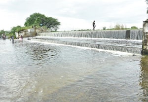கஸ்பா ஏரியில் இருந்து மழைநீர் வழிந்தோடி...﻿வீண்:  கோடையில் நெற்பயிர்கள் கருகும் அபாயம்