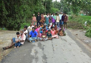 ﻿ குடியிருப்புகளில் தேங்கிய மழைநீர்: மக்கள் சாலை மறியல்