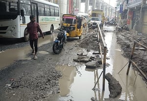 ﻿ மழையில் சின்னாபின்னமான 'டிரங்' சாலை பூந்தமல்லியில் வாகன ஓட்டிகள் திணறல்